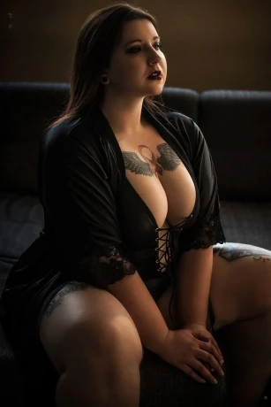 Wieder Aktiv Molliges Ch Girl Verchouft Heissi Videos Fotos Uf Whatsapp — 1 / 3