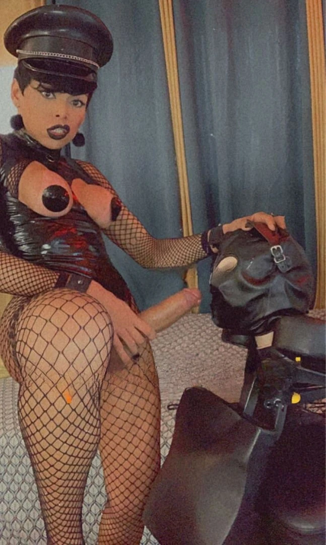 Paula Minaj — 6 / 12
