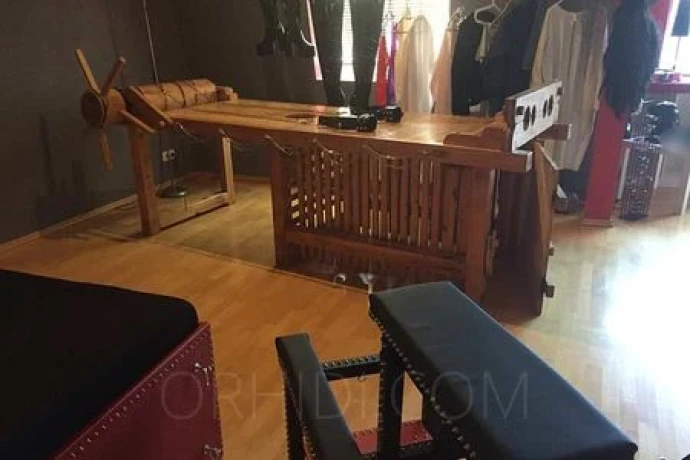 Bizarr Lady Evazwitscht im Casa Bella Bizarr Studio — 9 / 18