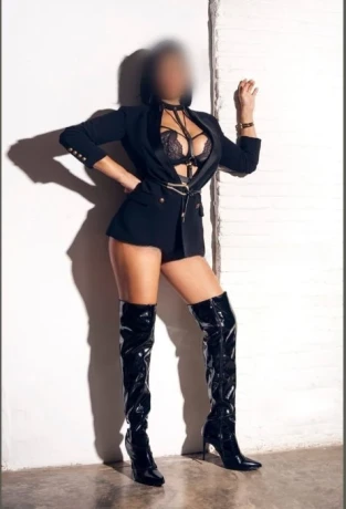 Tantric Masseuse — 1 / 8