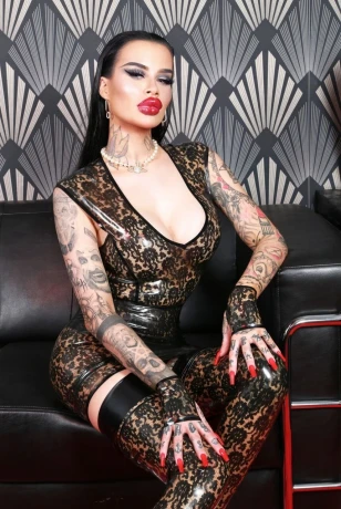 Mistress Fetischbarbie — 2 / 5