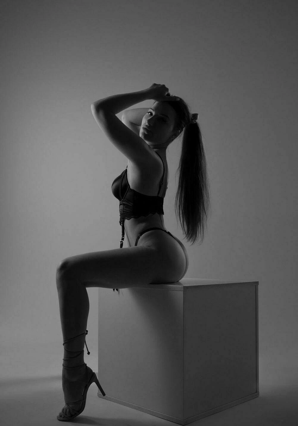 Ariana9 — 10 / 12