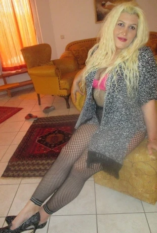 Emmy Im Penthouse — 1 / 4