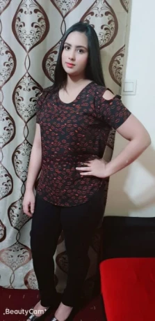 Arooj Khan — 1 / 3