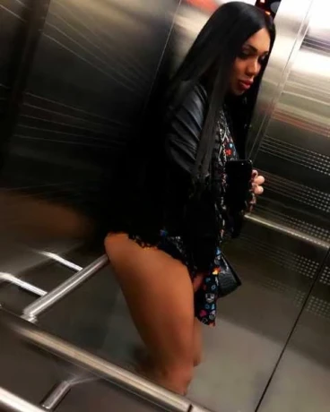 Angelina Jolie — 5 / 10