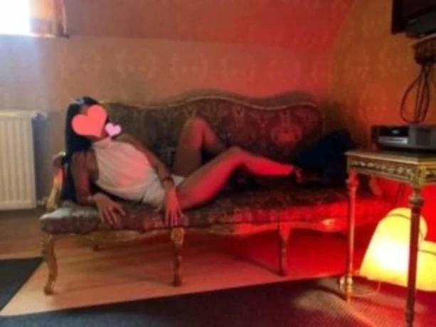 Simone im Girls-Haus 19 — 1 / 6