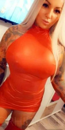 Tattoomodel Gina blond P*rno — 8 / 24