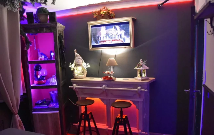 Vlaamse Bi Milf En Airco Staat Aan — 15 / 30