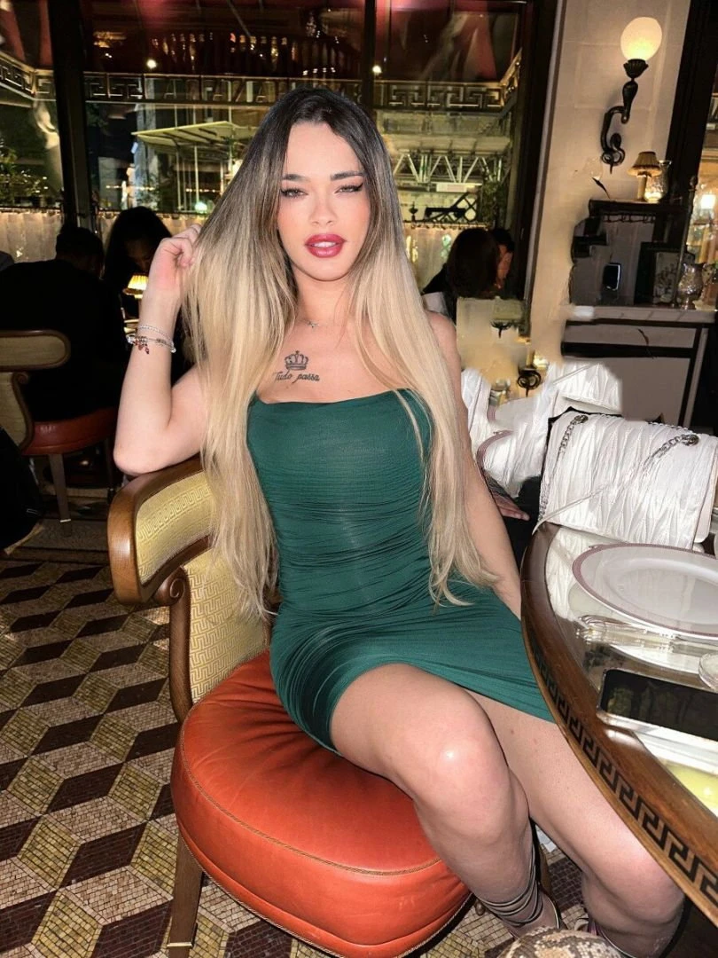 Agatha Hot — 8 / 12