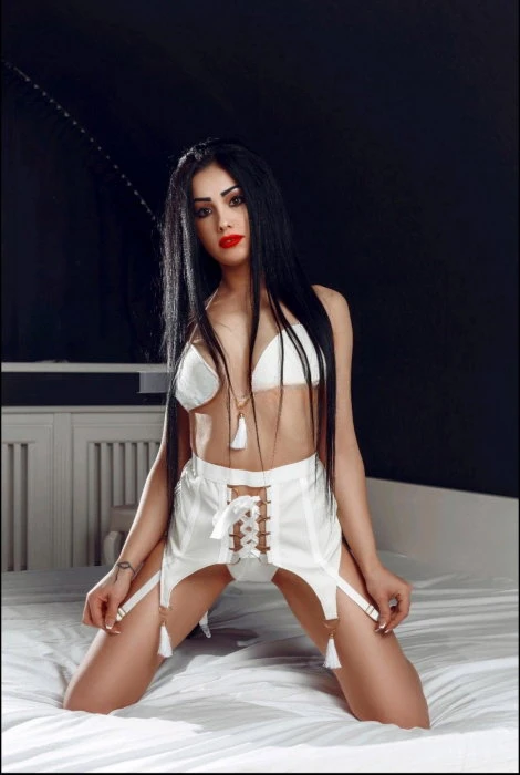 Selena — 2 / 3