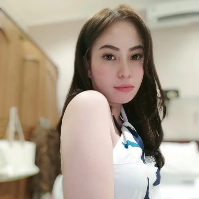 Karina Laras, Escort, Batam