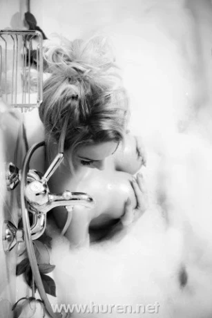 Lena (22) - Heißes Früchtchen — 2 / 4