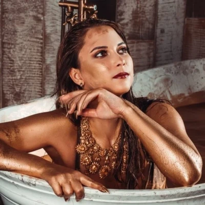 Emily, Escort, Paris