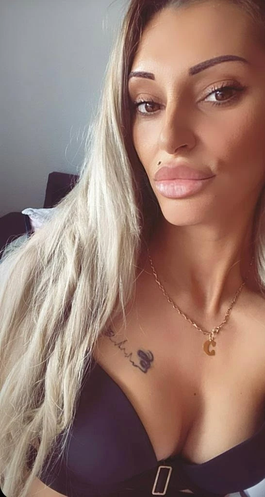 Blonde Beauty Amalia — 3 / 5