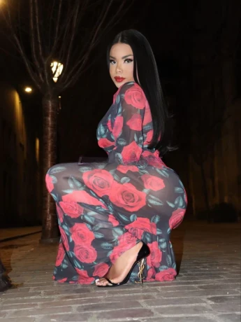 Manuela Kardashian — 10 / 12