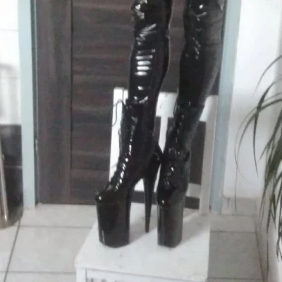 Li Black Martin, Escort, Wrocław