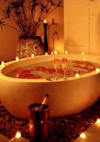 Suchst du Zärtlichkeit und romantische Erotik? — 1 / 6