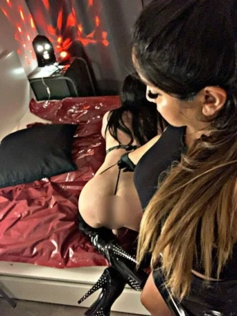 Mistress Jolie Fetisch Domina — 3 / 24