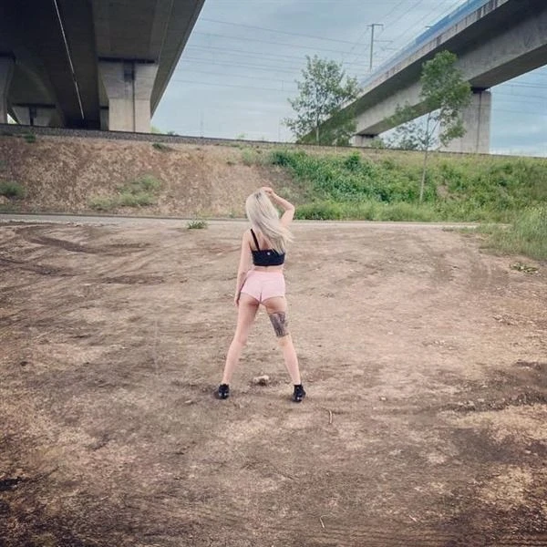 Deutsche junge(18+) Dame 100% echte Bilder — 2 / 21