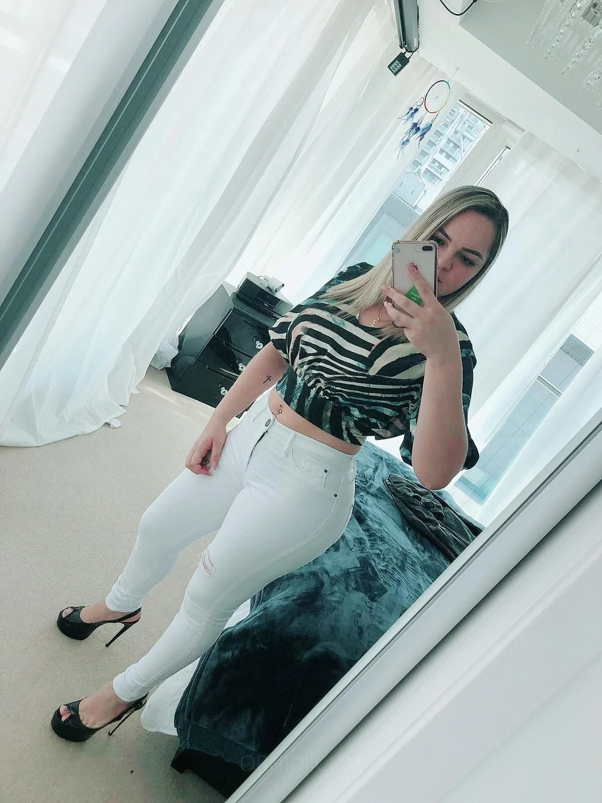 SOFIA GORGEOUS — 2 / 5