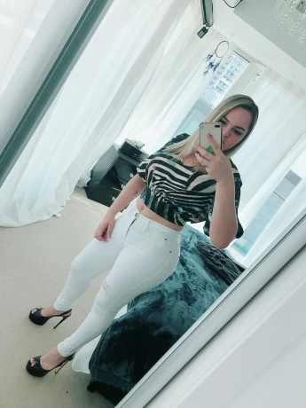 SOFIA GORGEOUS — 2 / 5