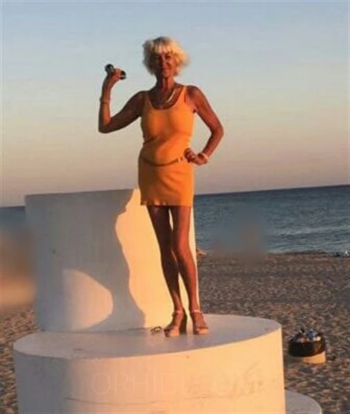SOPHIE HAUSFRAU MIT SEXY RAUER STIMME — 3 / 12