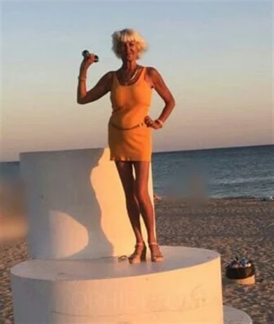 SOPHIE HAUSFRAU MIT SEXY RAUER STIMME — 3 / 12