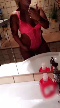 Karo - Nur Besuchbar und Hotelbesuche! — 2 / 3