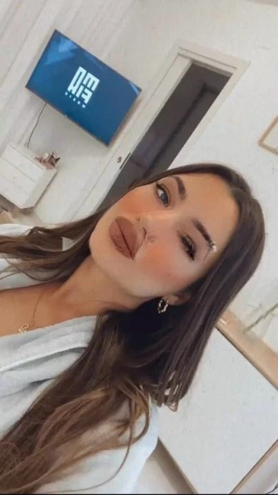 Claudia — 4 / 6