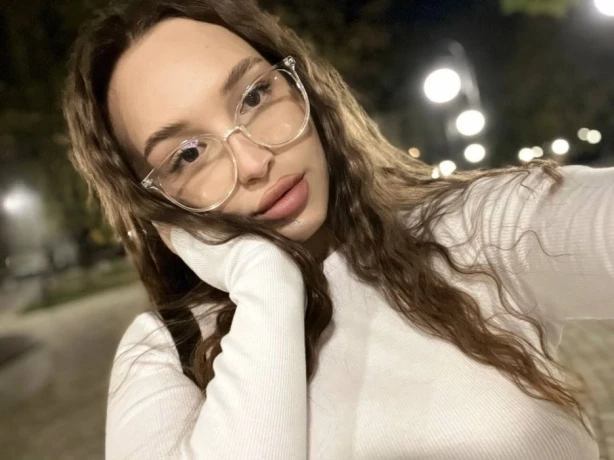Mia — 2 / 8