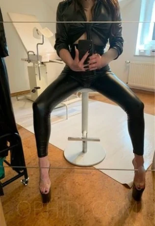 Lady Sarah — 1 / 5