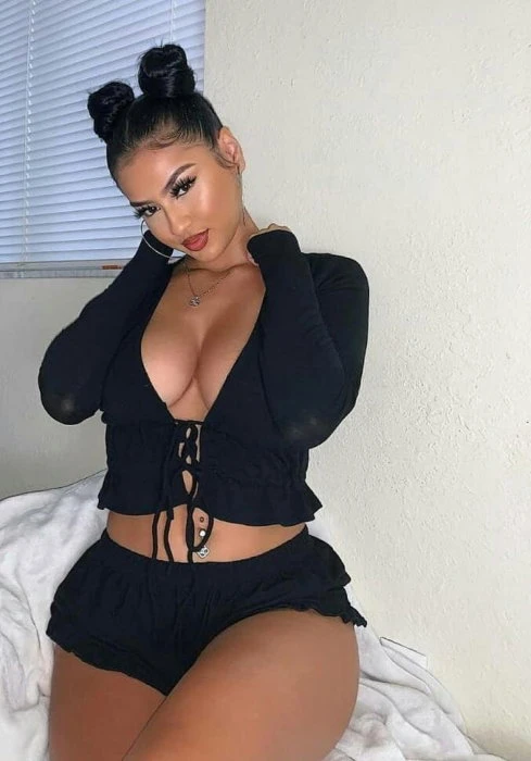 Sexy Bella — 2 / 3