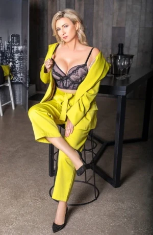 Kira im Girls-Haus 19 — 1 / 5