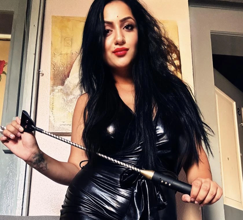 Geile Echte Brueste Und Ganzrasierte Muschi Party Girl — 3 / 5