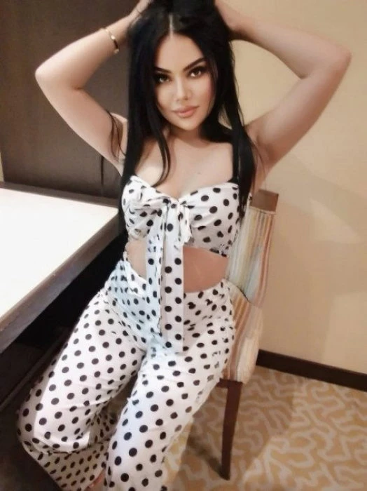 Lili, Escort, Reading
