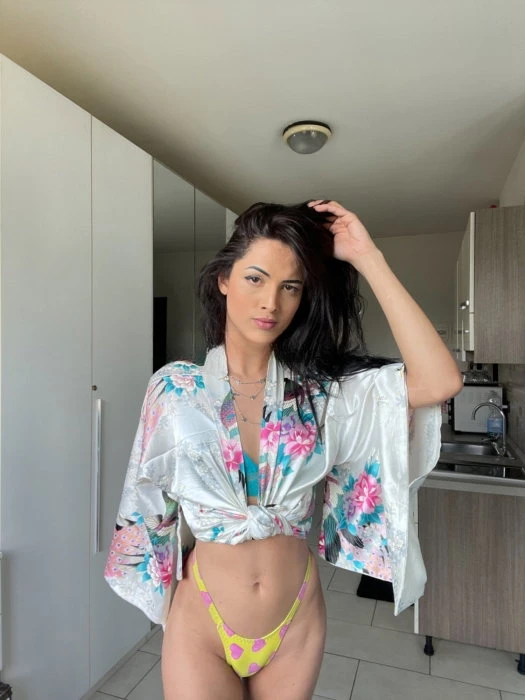 Lola Mia — 4 / 7
