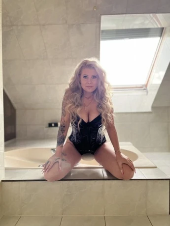 Deutsche Laura Brandneu — 2 / 3