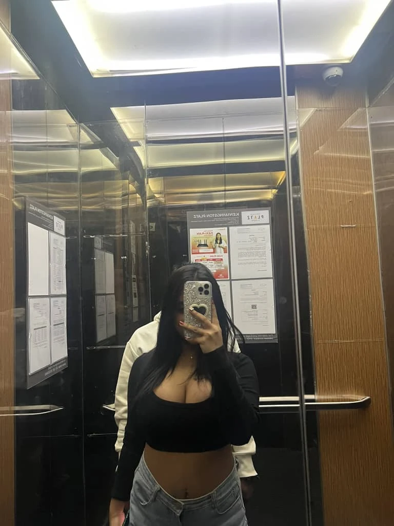 Fara Dyana — 2 / 3
