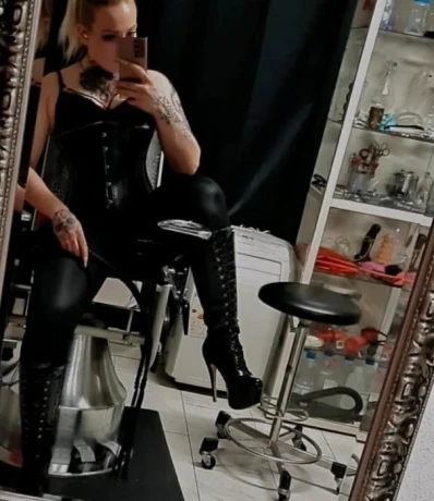 Mistress Queen Lara — 10 / 12