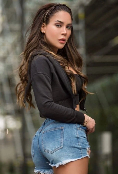 Alessandra — 3 / 8