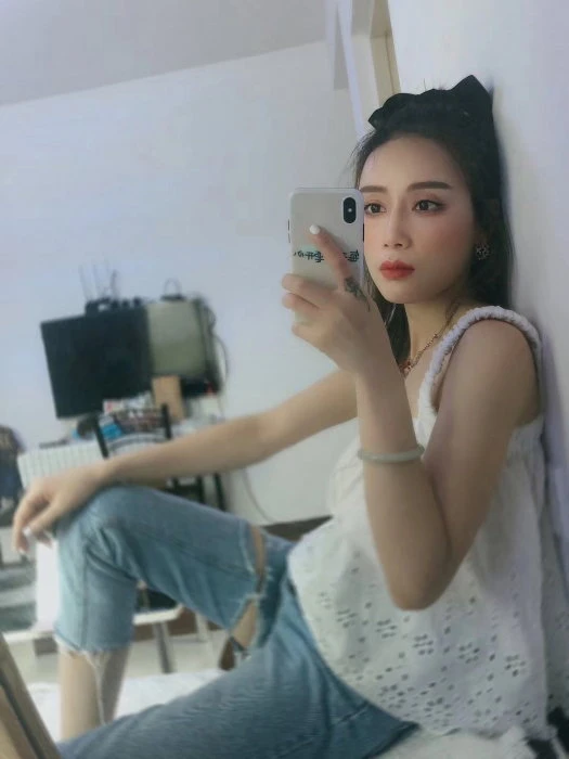 Angela — 3 / 8
