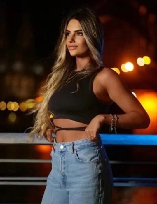 Chloe — 2 / 4