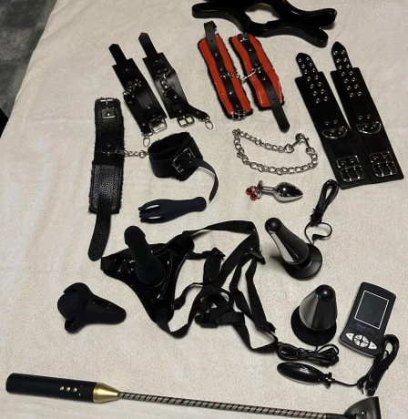 Geile Echte Brueste Und Ganzrasierte Muschi Party Girl — 2 / 5