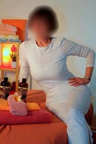 Charmantezertifizierte Massage Therapeutin — 2 / 9