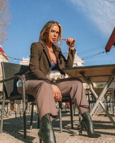 Jenny Bravo — 7 / 12