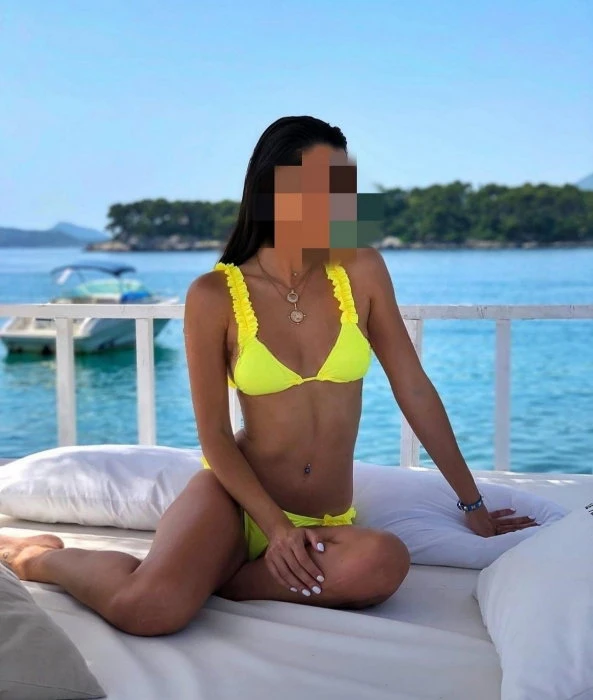 Hot Girl — 2 / 3