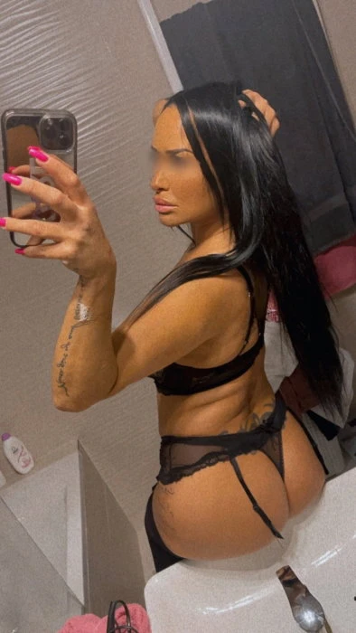 Claudia — 2 / 4
