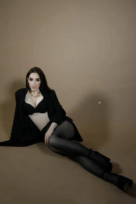 Renata — 3 / 4