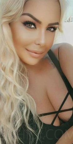 VOLLBUSIGE PORNOQUEEN TS DANYELLA! — 4 / 10