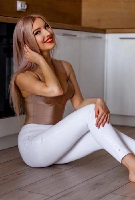 Ava — 3 / 4